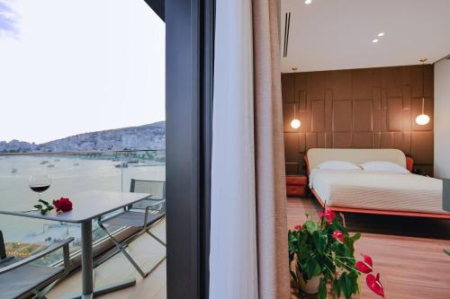 Suite con Vistas al Mar y Balcón del hotel Saranda Butrinti, Affiliated by Melia. Foto 5