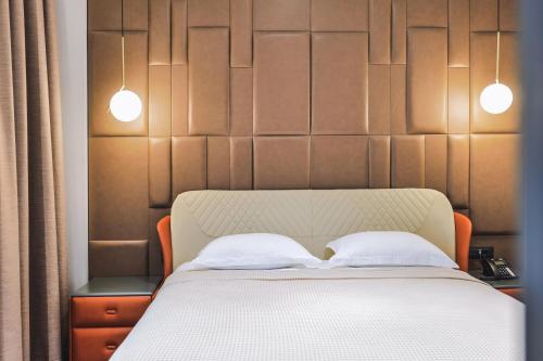 Suite con Balcón del hotel Saranda Butrinti, Affiliated by Melia