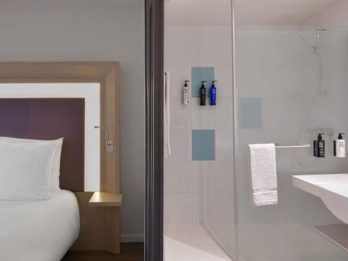 Habitación Doble Estándar con vistas al mar del hotel Novotel Dakar. Foto 1