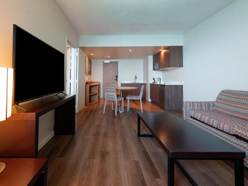Junior Suite with One Double Bed - Ocean Side del hotel Novotel Dakar. Foto 16