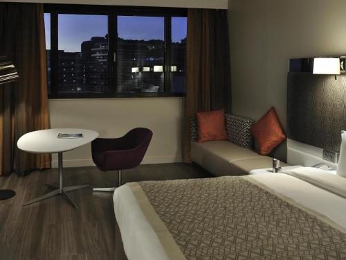 Habitación Doble Superior con vistas a la ciudad - Cama doble grande del hotel Pullman Dakar Teranga. Foto 1
