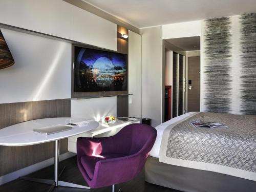 Habitación Doble Superior con vistas a la ciudad - Cama doble grande del hotel Pullman Dakar Teranga. Foto 2