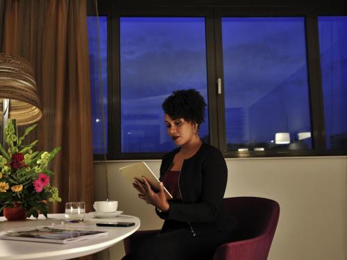 Habitación Doble Superior con vistas a la ciudad - Cama doble grande del hotel Pullman Dakar Teranga. Foto 4