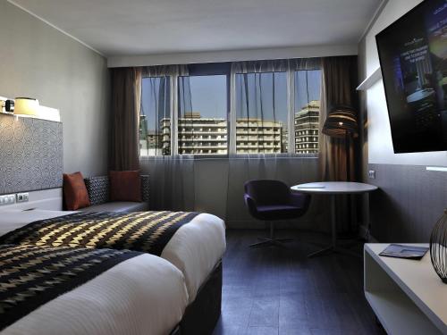 Habitación Doble Superior con vistas a la ciudad - Cama doble grande del hotel Pullman Dakar Teranga. Foto 5