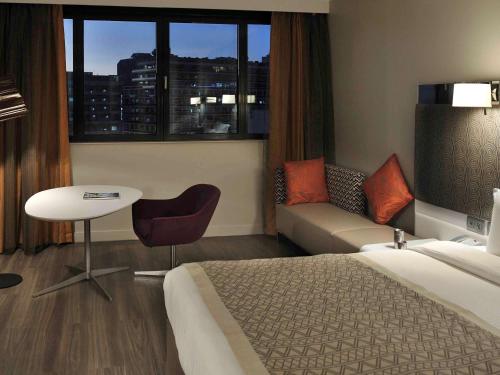 Habitación Doble Superior con vistas a la ciudad - Cama doble grande del hotel Pullman Dakar Teranga. Foto 6