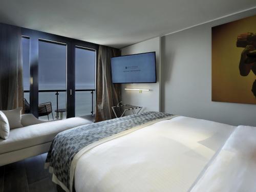 Habitación Deluxe con vistas al mar - Cama extragrande del hotel Pullman Dakar Teranga. Foto 1