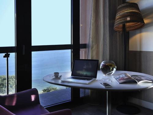 Habitación Doble Superior con cama grande y vistas al mar del hotel Pullman Dakar Teranga