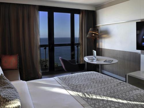 Habitación Doble Superior con cama grande y vistas al mar del hotel Pullman Dakar Teranga. Foto 1
