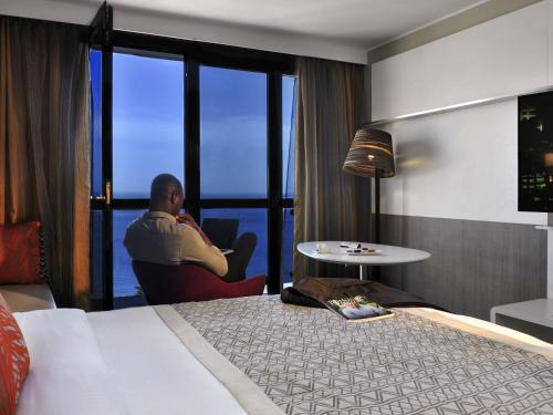 Habitación Doble Superior con cama grande y vistas al mar del hotel Pullman Dakar Teranga. Foto 2