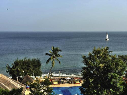 Habitación Doble Superior con cama grande y vistas al mar del hotel Pullman Dakar Teranga. Foto 3