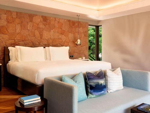 Villa con vistas al jardín junto a la colina - Cama extragrande del hotel Raffles Seychelles. Foto 1