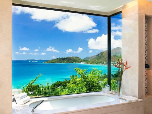 Villa con piscina panorámica del hotel Raffles Seychelles. Foto 4