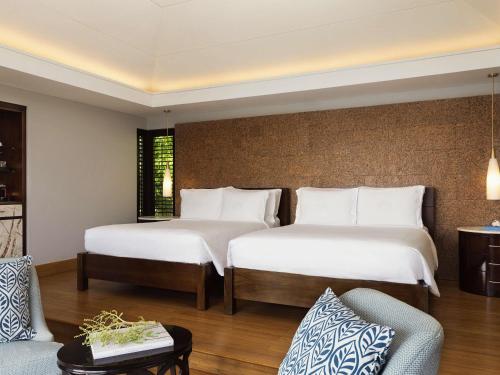 Villa Doble con piscina en la ladera y vistas al jardín del hotel Raffles Seychelles. Foto 4