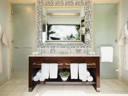 Villa Doble con piscina en la ladera y vistas al jardín del hotel Raffles Seychelles. Foto 5