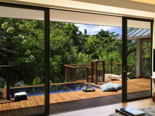 Villa con vistas al jardín junto a la colina - Cama extragrande del hotel Raffles Seychelles. Foto 3