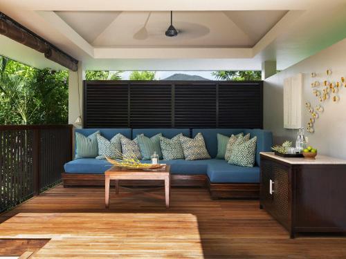 Villa con vistas al jardín junto a la colina - Cama extragrande del hotel Raffles Seychelles. Foto 4