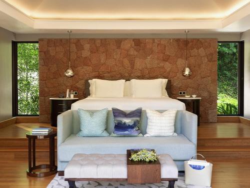 Villa con vistas al jardín junto a la colina - Cama extragrande del hotel Raffles Seychelles. Foto 5