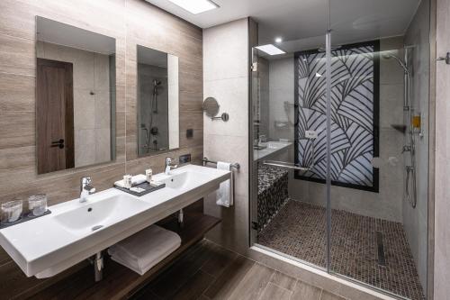 Suite Junior Patio del hotel Riu Palace Zanzibar. Foto 2