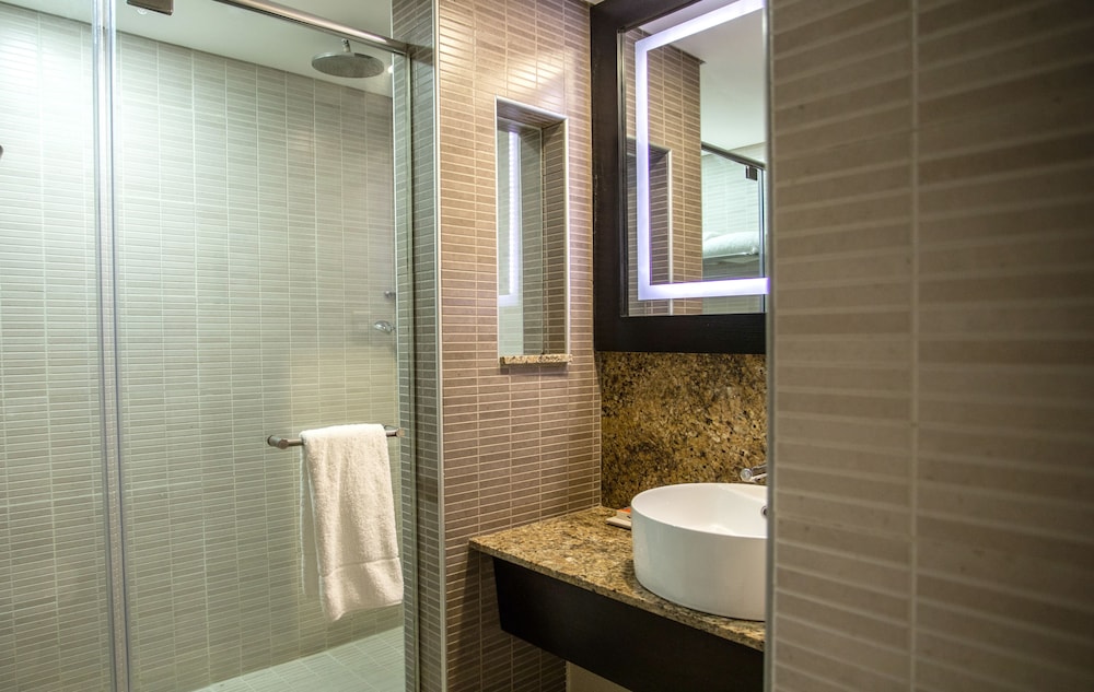 Habitación Deluxe, 2 camas de matrimonio del hotel Mövenpick Ikoyi Lagos. Foto 3