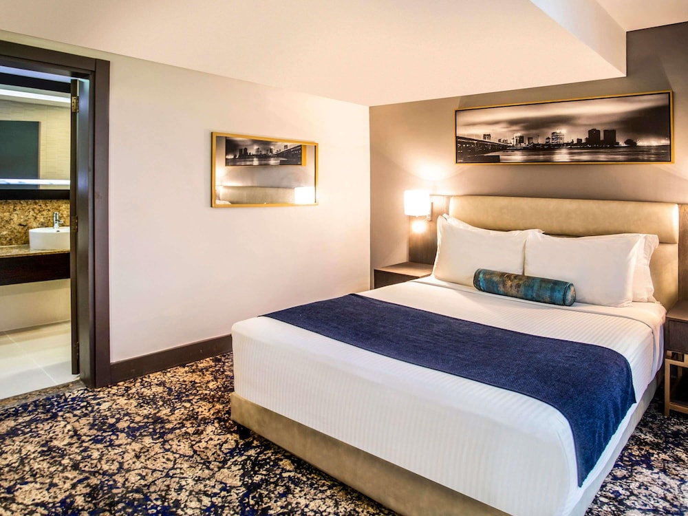 Habitación Deluxe, 1 cama de matrimonio grande del hotel Mövenpick Ikoyi Lagos. Foto 1
