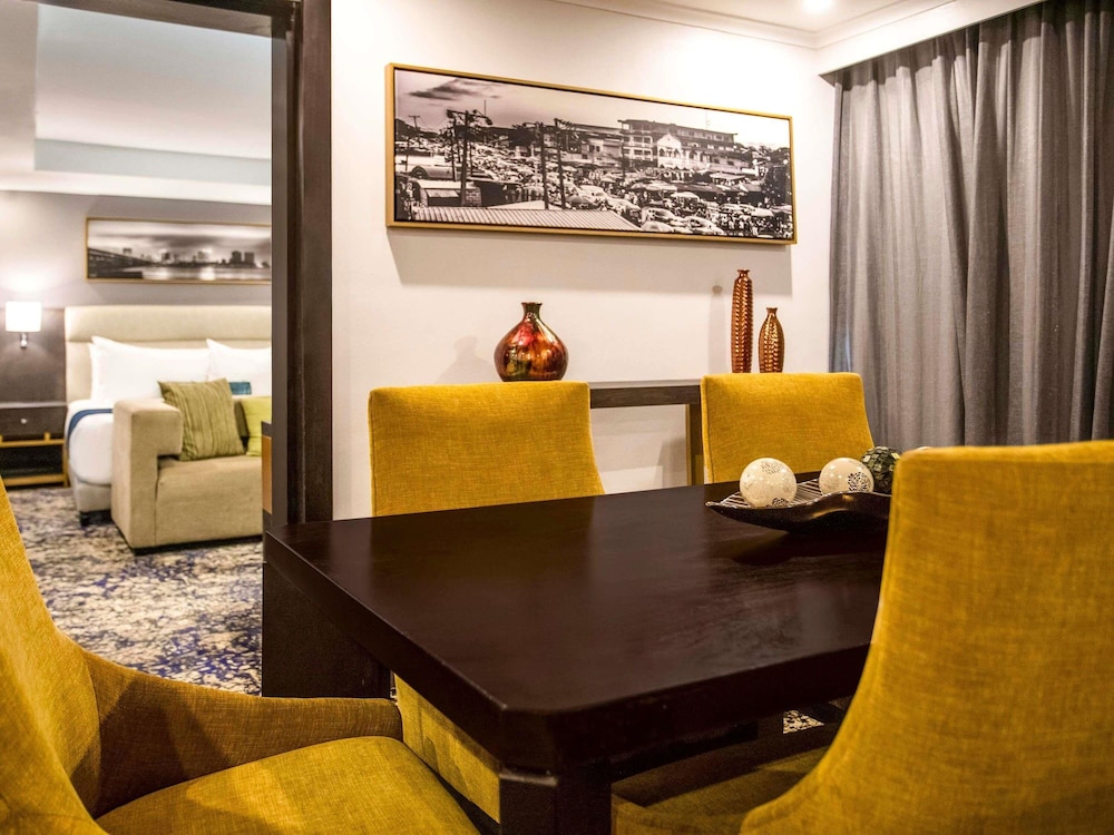 Habitación Deluxe, 1 cama de matrimonio grande del hotel Mövenpick Ikoyi Lagos. Foto 3