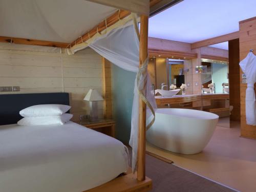 Suite Deluxe Blue Bay Beach del hotel Movenpick Resort Lamantin Saly. Foto 3