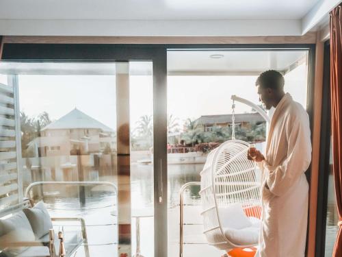 Crystal Floating Room with Spa Bath and Rooftop with Ocean View del hotel Movenpick Resort Lamantin Saly. Foto 5