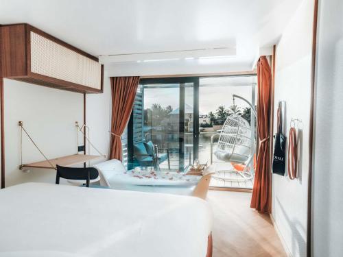 Cocoon Floating Room with Spa Bath and Rooftop with Ocean View del hotel Movenpick Resort Lamantin Saly