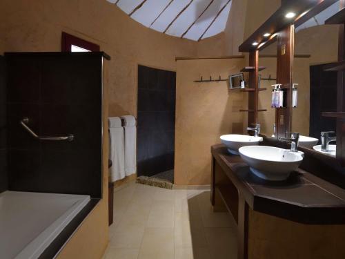 Suite Junior con vistas al mar del hotel Movenpick Resort Lamantin Saly. Foto 1