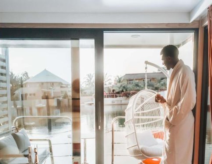 Crystal Floating Room with Spa Bath and Rooftop with Ocean View del hotel Movenpick Resort Lamantin Saly. Foto 3