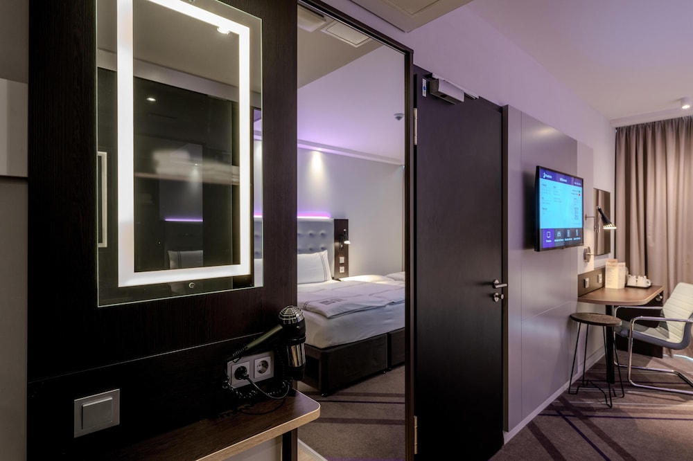 Habitación Triple Estándar del hotel Premier Inn Berlin Alexanderplatz. Foto 1