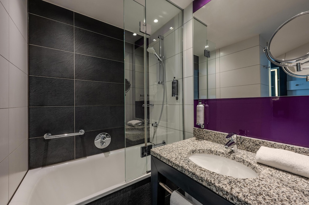 Habitación Triple Estándar del hotel Premier Inn Berlin Alexanderplatz. Foto 4