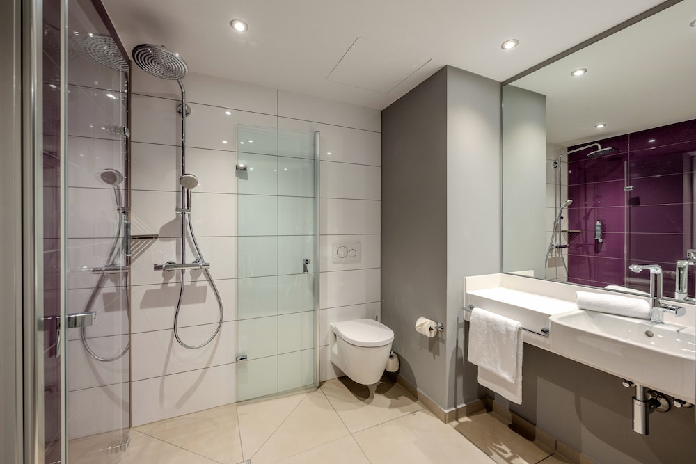 Habitación doble, accesible en silla de ruedas del hotel Premier Inn Berlin Alexanderplatz. Foto 3