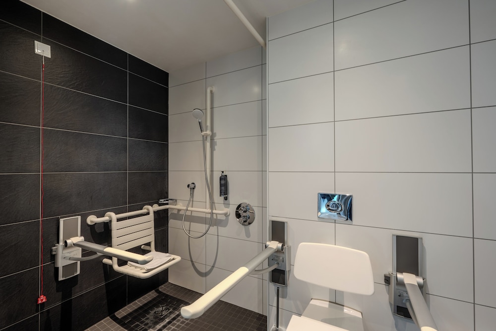 Habitación estándar doble, ducha adaptada del hotel Premier Inn Berlin Alexanderplatz. Foto 5