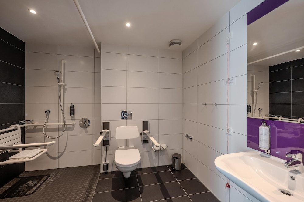 Habitación doble, ducha adaptada del hotel Premier Inn Berlin Alexanderplatz. Foto 3