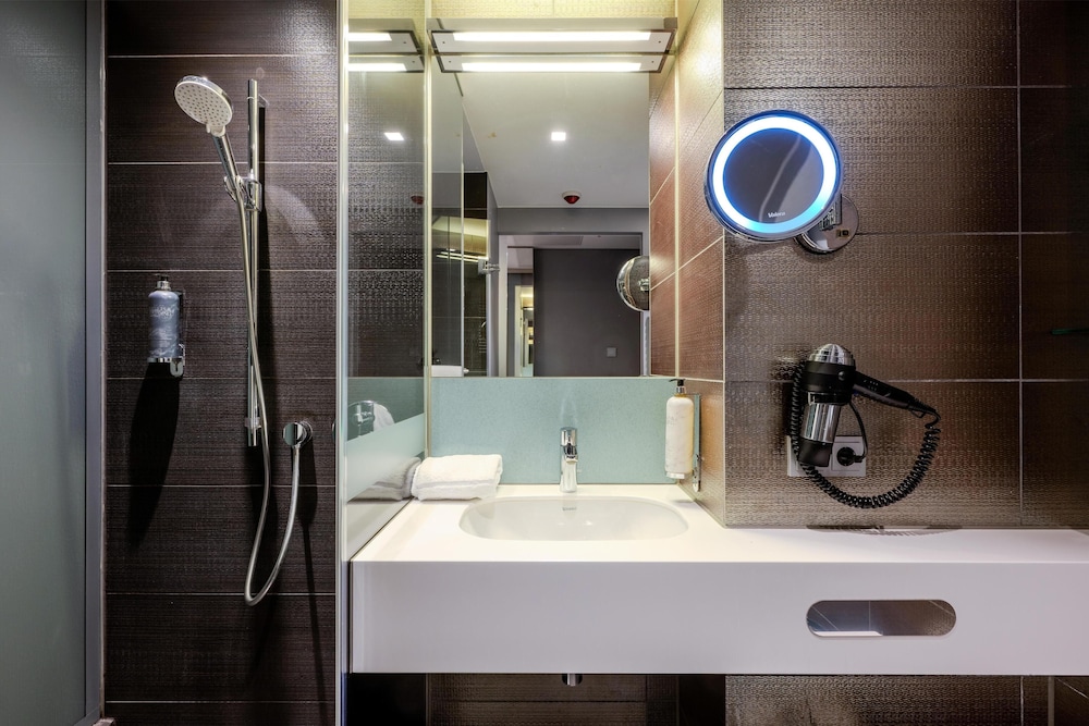 Habitación estándar con 1 cama doble o 2 individuales del hotel Premier Inn Berlin Alexanderplatz. Foto 5