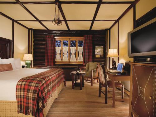 Habitación Fairmont con cama extragrande del hotel Fairmont Le Chateau Montebello