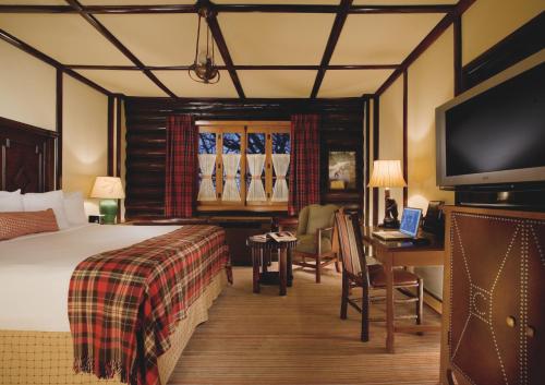 Habitación Fairmont con cama extragrande y vistas al río del hotel Fairmont Le Chateau Montebello