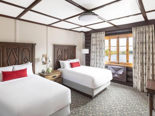 Habitación de Lujo Fairmont con vistas - 2 camas dobles del hotel Fairmont Le Chateau Montebello