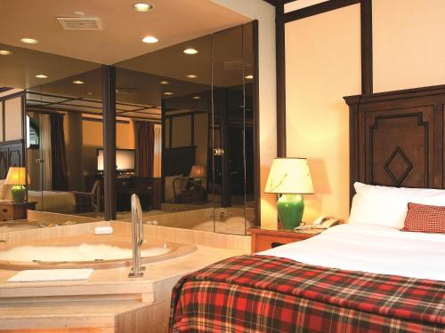 Suite Deluxe con cama extragrande y bañera de hidromasaje del hotel Fairmont Le Chateau Montebello