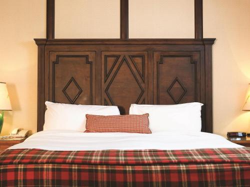 Suite Deluxe con cama extragrande y bañera de hidromasaje del hotel Fairmont Le Chateau Montebello. Foto 1