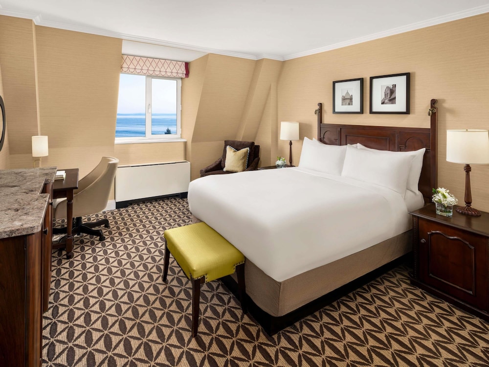Habitación Fairmont con una cama queen size y vistas del hotel Fairmont Le Manoir Richelieu
