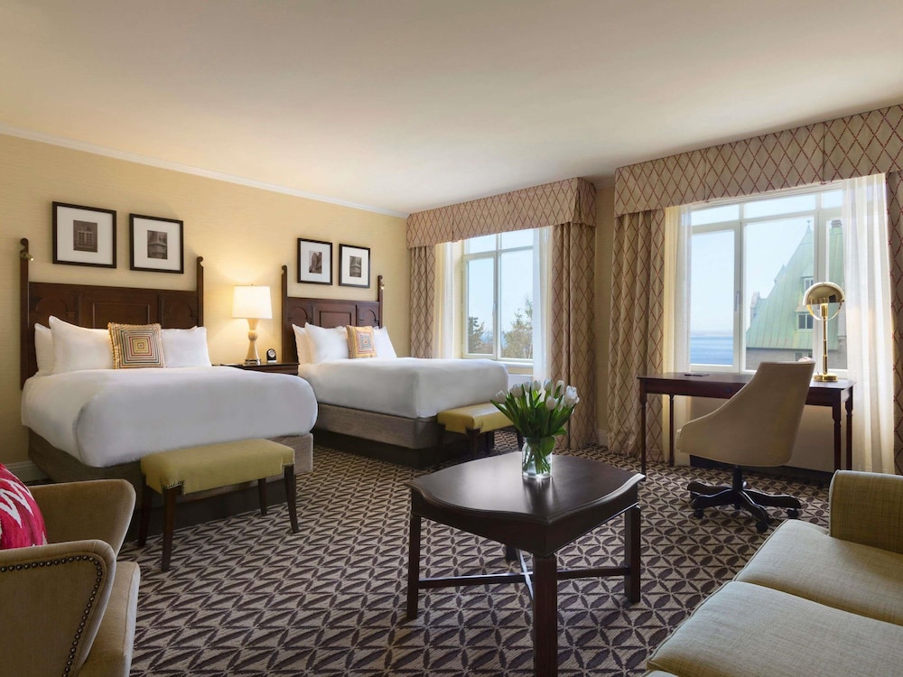 Habitación Fairmont con 2 camas dobles y vistas del hotel Fairmont Le Manoir Richelieu