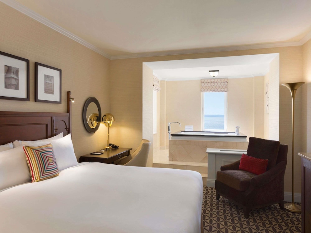 Habitación Deluxe con vistas, cama king size y Jacuzzi del hotel Fairmont Le Manoir Richelieu