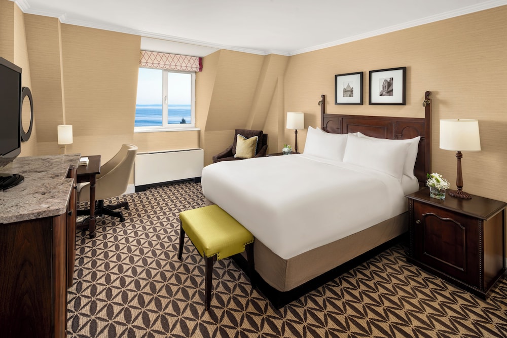 Habitación Fairmont con una cama queen size y vistas del hotel Fairmont Le Manoir Richelieu