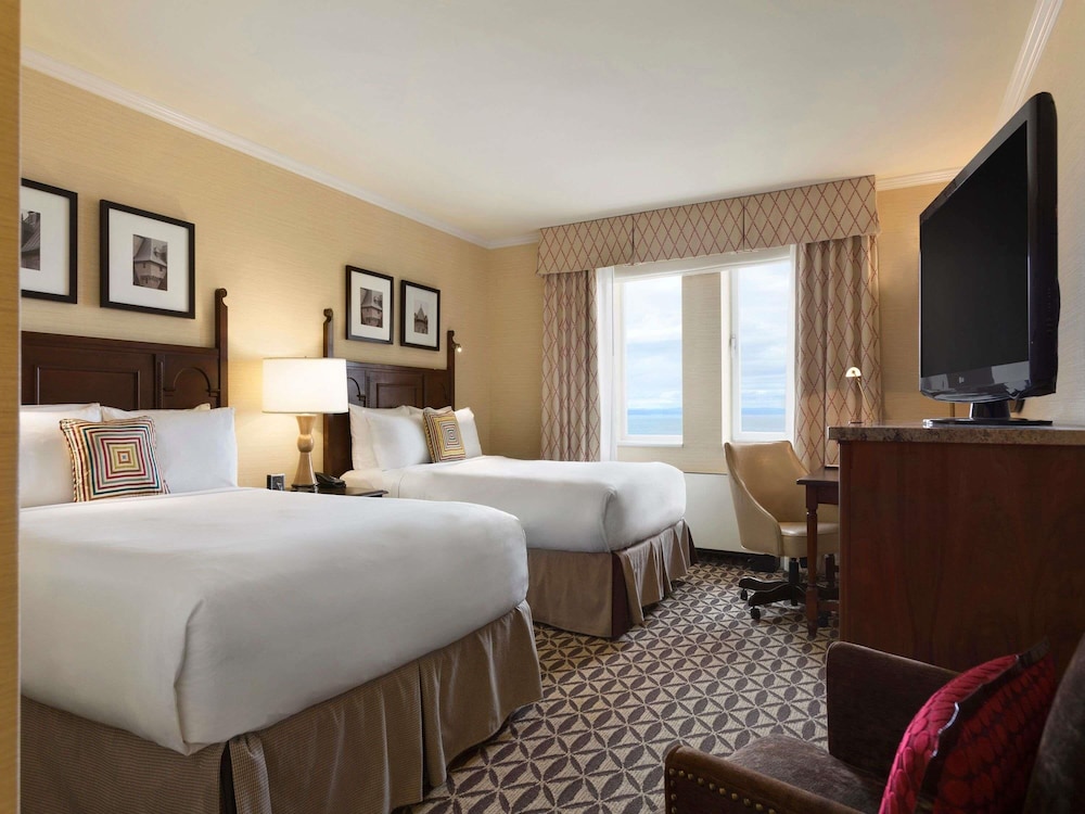Habitación Fairmont con una cama queen size del hotel Fairmont Le Manoir Richelieu. Foto 3