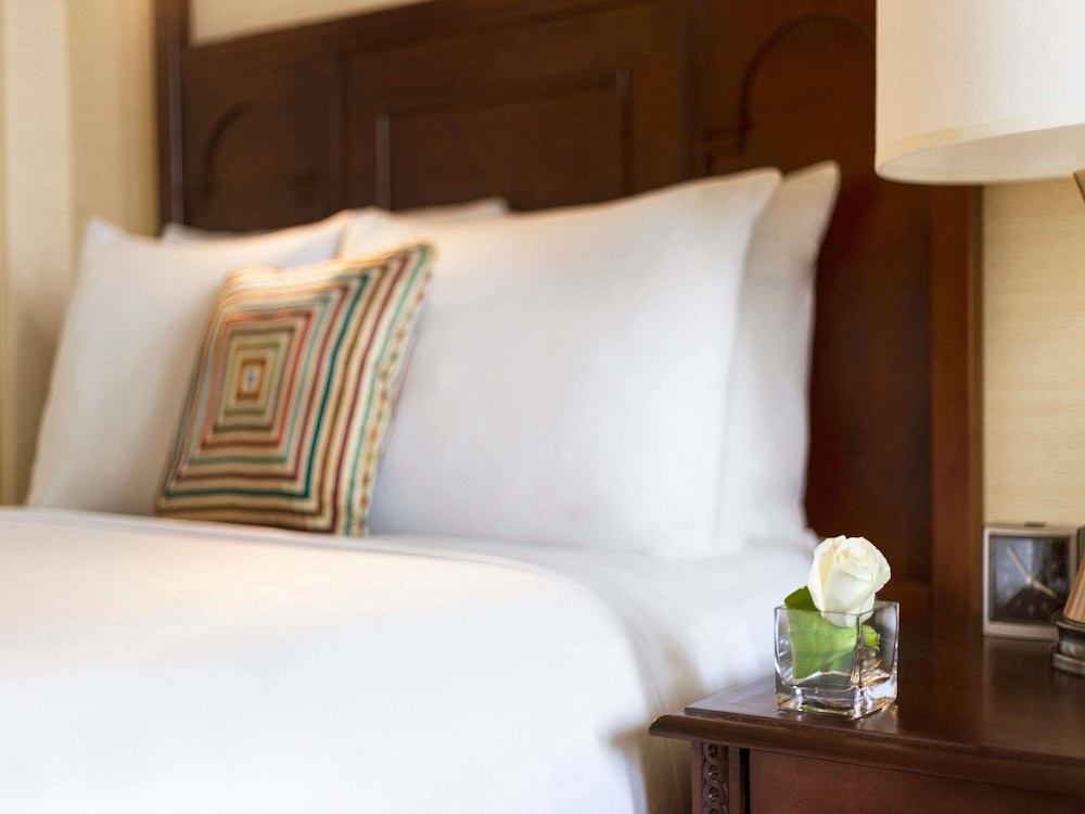 Habitación Fairmont con una cama queen size del hotel Fairmont Le Manoir Richelieu. Foto 4