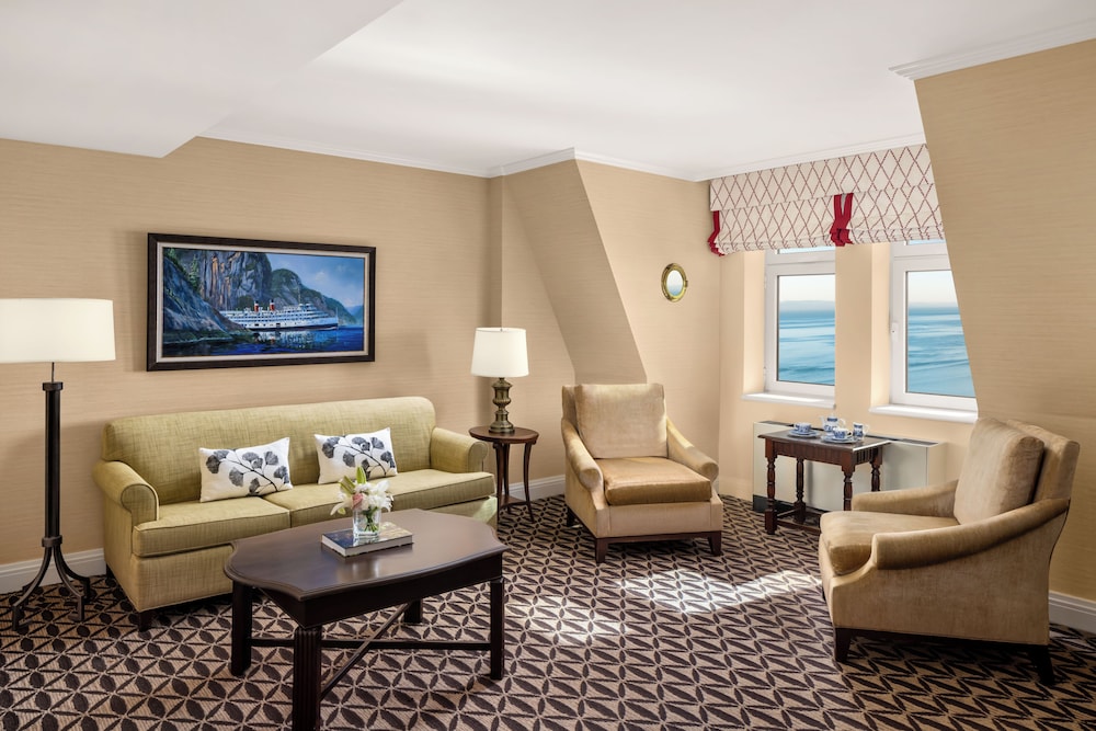Suite St Laurent con cama king size. No fumadores del hotel Fairmont Le Manoir Richelieu