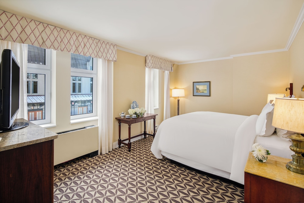Suite con una cama king size. No fumadores del hotel Fairmont Le Manoir Richelieu. Foto 2
