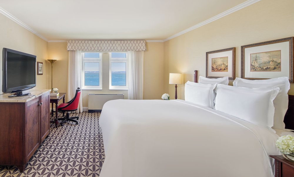 Habitación Fairmont con vistas y cama king size del hotel Fairmont Le Manoir Richelieu. Foto 2